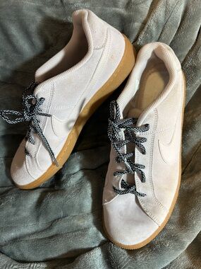 Nike Women’s Court Royale Suede Low-Top Sneakers in Light Pink, Gum Sole, Sz 10